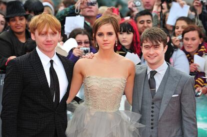 Otros que se conocieron rodando películas fueron Rupert Grint, Emma Watson y Daniel Radcliffe. La saga de 'Harry Potter' les obligó a convivir durante diez años, pero ahora no se ven tanto: "Nos resulta muy difícil poder quedar como antes, incluso encontrarnos por un momento en la misma habitación me parecería surrealista después de tanto tiempo", explicó Grint al 'Huffington Post'. Por ello, tienen un grupo de Whatsapp para seguir en contacto, como explicó Watson: "Es la mejor forma que tenemos de seguir juntos y de poder organizar encuentros. Sí, hemos estado muy pendientes los unos de los otros y hemos seguido apoyándonos en nuestros respectivos proyectos".