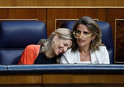 Yolanda Díaz y Teresa Ribera, este miércoles en el Congreso.