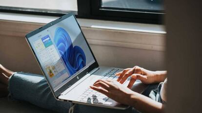 Uso de un portátil con Windows 11 de Microsoft.