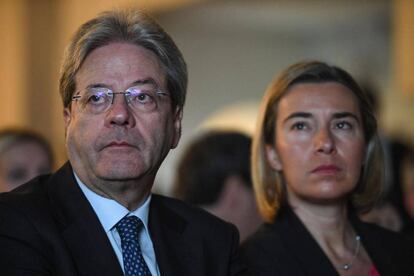 Paolo Gentiloni (izquierda), junto a Federica Mogherini, hace unos días.