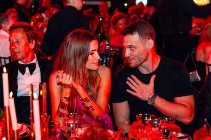 Nicole Kimpel y Kerem Bürsin durante la gala benéfica Starlite.