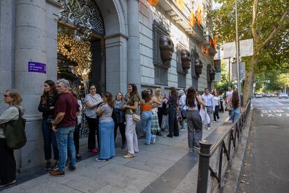 Varias personas esperan para poder entrar al altar, el viernes. 