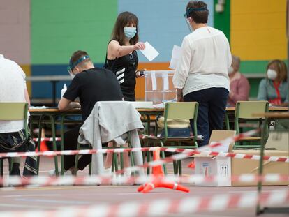 Una mujer vota en las elecciones autonómicas de Galicia en el Pabellón Os Castros de la población de Burela (Lugo), en los comicios de 2020.