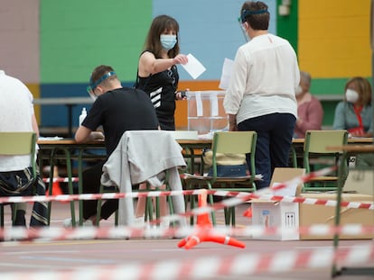 Una mujer vota en las elecciones autonómicas de Galicia en el Pabellón Os Castros de la población de Burela (Lugo), en los comicios de 2020.