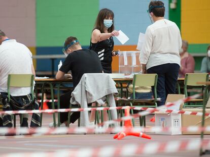 Una mujer vota en un colegio electoral este domingo en Galicia.