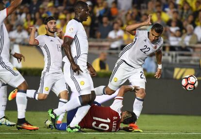 Zapata y Murillo pelean un bal&oacute;n ante el paraguayo Lezcano. 