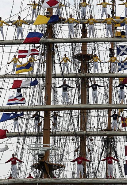 Los buques escuela de Brasil (<i>Cisne Branco</i>), Colombia (<i>Gloria</i>) y Uruguay (<i>Capitán Miranda</i>) representan a Latinoamérica en la parada naval. En la foto, los marinos del buque <i>Gloria</i>, de tres palos y construido por la Sociedad de Construcción Naval Española en Bilbao, saludan a la reina de Inglaterra. El <i>Capitán Miranda</i> es una goleta de tres palos construida en 1930 en los Astilleros de Matagorda (Cádiz), mientras que el <i>Cisne Branco</i> es un bergantín de tres palos construido en Amsterdam y entregado a Brasil en 2000.