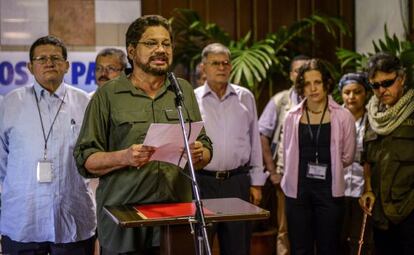 El comandante de las FARC, Iván Márquez, lee un comunicado en La Habana.