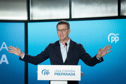 El presidente del PP, Alberto Núñez Feijóo, interviene durante un acto sectorial del Partido Popular sobre economía, en Barcelona.