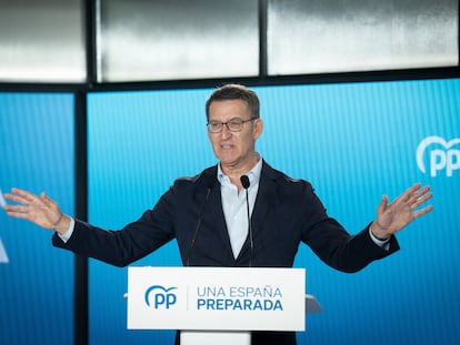 El presidente del PP, Alberto Núñez Feijóo, interviene durante un acto sectorial del Partido Popular sobre economía, en Barcelona.