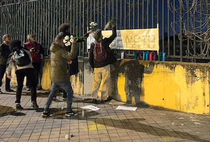 Varias personas dejan velas y flores en el muro del Centro de Acogida El Vivero, en Villa de Vallecas, en honor al joven argelino, en una imagen cedida.