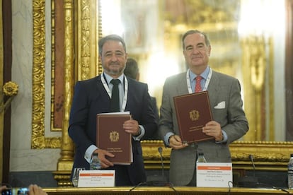 Javier Íscar (presidente del CIAR) y José María Alonso (presidente del CIAM) muestran el acuerdo firmado.