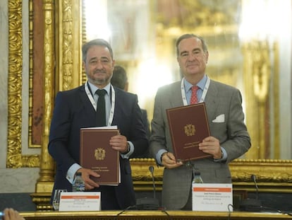 Javier Íscar (presidente del CIAR) y José María Alonso (presidente del CIAM) muestran el acuerdo firmado.