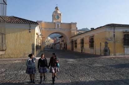 Los españoles fundaron Santiago de los Caballeros de Guatemala en 1541 y establecieron allí la sede de su administración regional. En 1776 varios terremotos destruyeron la ciudad, por lo que la capital se trasladó a Ciudad de Guatemala. La urbe arrasada se conoció entonces con varios nombres, como “antigua ciudad” y “arruinada Guatemala”, aunque finalmente se optó por Antigua Guatemala. Es patrimonio mundial de la Unesco desde 1979.