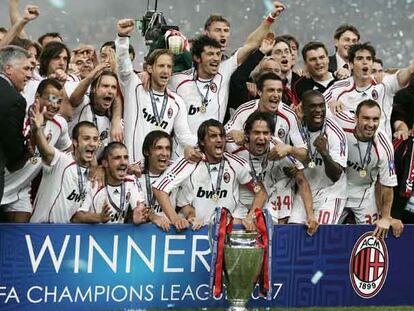 Los jugadores del Milan celebran la séptima Copa de Europa del equipo italiano.