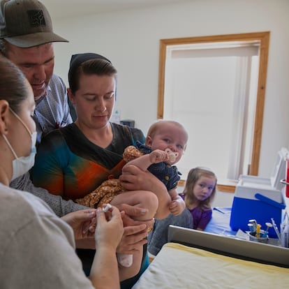 Una familia menonita vacuna a su bebé en Cuauhtémoc, Chihuahua, el 1 de mayo 2025.