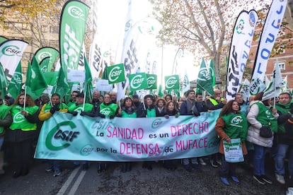 Decenas de personas durante una concentración del sindicato Csif, frente a la Dirección General de Muface de Madrid