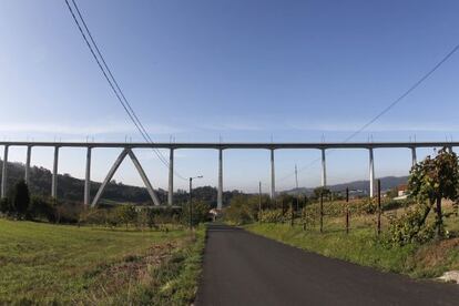 Viaducto de la línea del AVE entre Santiago y Ourense, en la parroquia santiaguesa de O Eixo. / ANXO IGLESIAS