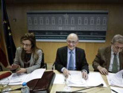 El ministro de Hacienda y Administraciones Públicas, Cristóbal Montoro (c), junto al secretario de Estado de Administraciones Públicas, Antonio Beteta (d), y la secretaria de Estado de Presupuestos, Marta Fernández Currás (i), durante la reunión del Consejo de Política Fiscal y Financiera (CPFF). EFE/Archivo