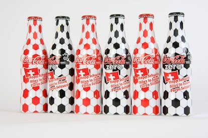 La botella de Coca Cola siempre ha sido objeto de coleccionables. En 2008, por ejemplo, se vendió esta edición especial de la Copa Europa en Suiza y Austria.