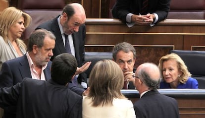 Zapatero, Rubalcaba, Salgado, Montoro y otros diputados el día de la aprobación en el Congreso de la reforma de la Constitución.