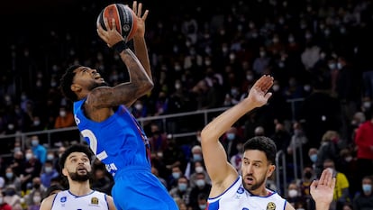 Higgins se eleva para lanzar por encima de Micic durante el partido entre el Barcelona y el Anadolu Efes.