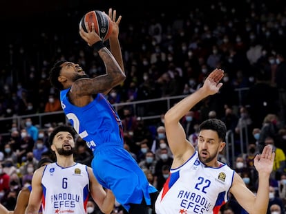 Higgins se eleva para lanzar por encima de Micic durante el partido entre el Barcelona y el Anadolu Efes.