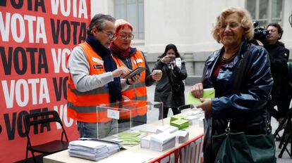 La alcaldesa de Madrid, Manuela Carmena, vota en la consulta convocada por el Ejecutivo municipal.