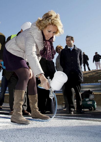 Esperanza Aguirre, durante la inauguración del nuevo tramo de autovía de la carretera M-100 tras su desdoblamiento.