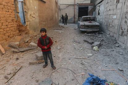 Un niño observa las ruinas de la casa en la que vivía en Douma, Damasco (Siria), tras ser impactada por una bomba que mató a su hermana.