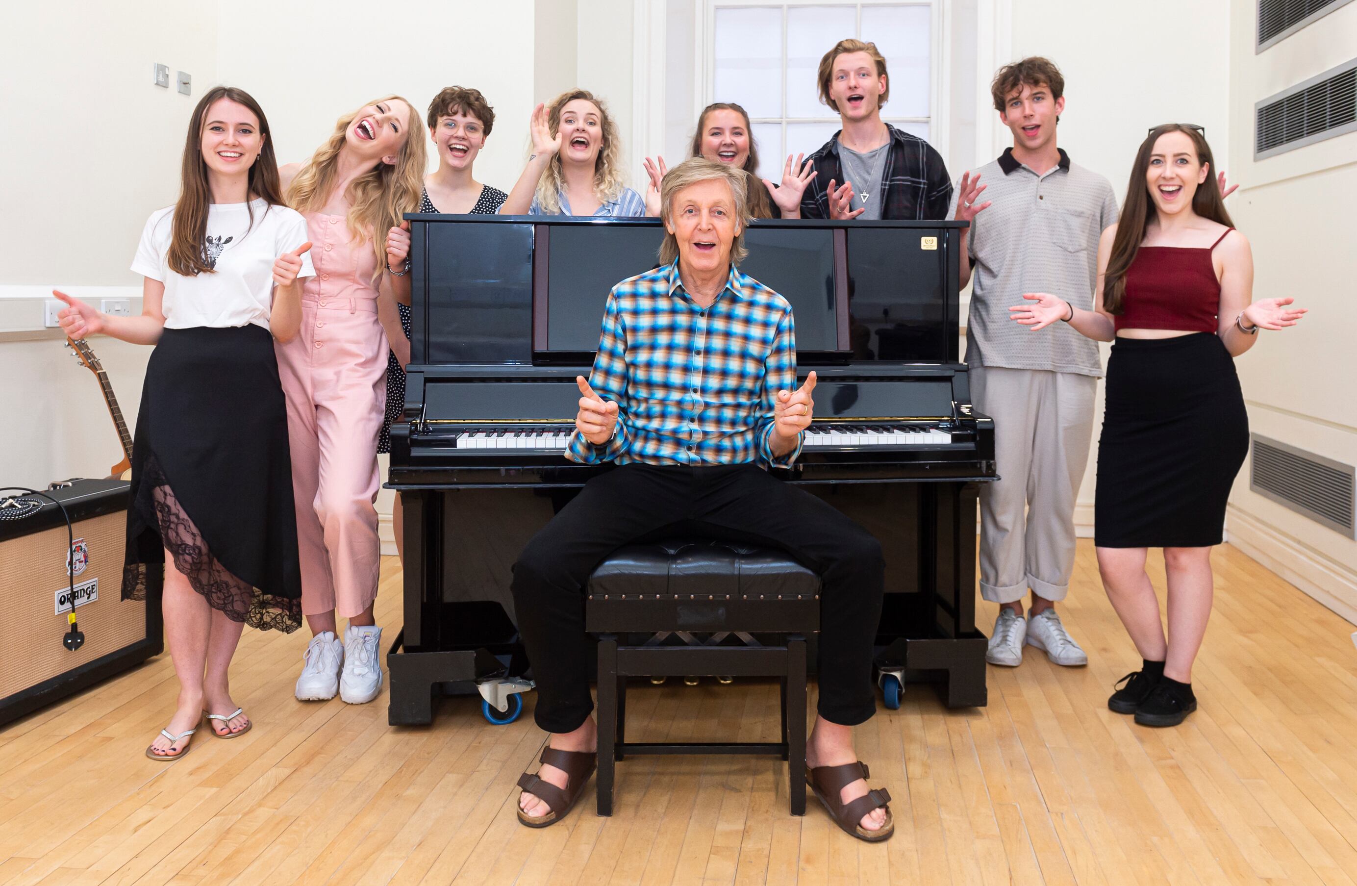 Paul McCartney, impulsor de LIPA, retratado junto a un grupo de alumnos.