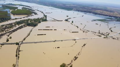 El río Ebro a su paso por Pina (Zaragoza), el día 17 de abril.