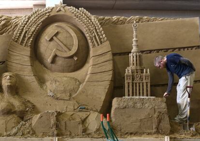 El canadiense, Guy Deveau, termina su escultura 'Unión Soviética' en el Museo de Esculturas de Arena de Tottori (Japón).