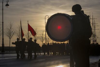 Un grupo de cadetes rusos durante el ensayo de un desfile para el Día de la Victoria en San Petersburgo, Rusia.