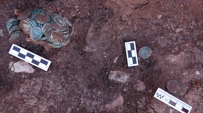 Imagen distribuida por Atalaya de las monedas romanas halladas en Riotinto.