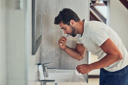 Lavarse los dientes tres veces al día con cepillo y una con hilo dental es una buena forma de prevenir problemas de salud oral y, probablemente, mental.