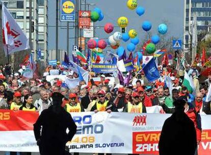 Representantes de sindicatos se manifiestan en el centro de Liublana.