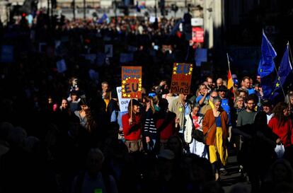 Participantes en la marcha contra el Brexit por el centro de Londres.