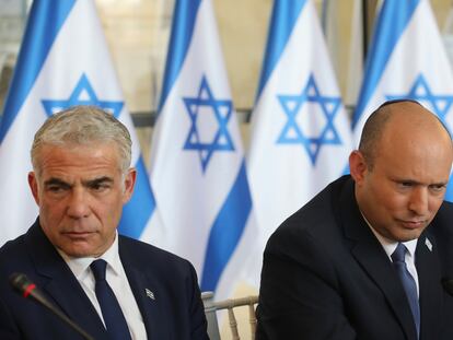 El ministro de Exteriores, Yair Lapid (izquierda), y el primer ministro de Israel, Naftali Bennett, el 29 de mayo en Jerusalén.