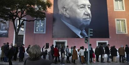 Colas en la sede del PS de Lisboa para firmar en el libro de condolencias por la muerte de M&aacute;rio Soares.