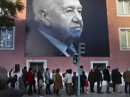 Colas en la sede del PS de Lisboa para firmar en el libro de condolencias por la muerte de M&aacute;rio Soares.