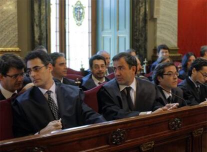 El letrado José Luis Abascal, segundo por la derecha en la primera fila, junto a otros abogados del 11-M en la sala de vistas del Supremo.