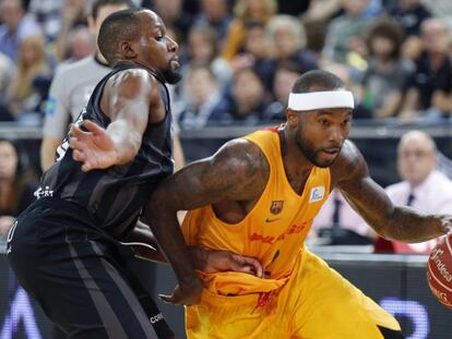 El base del FC Barcelona Lassa Tyrese Rice avanza con el bal&oacute;n ante Jonathan Tabu, del Dominion Basket.