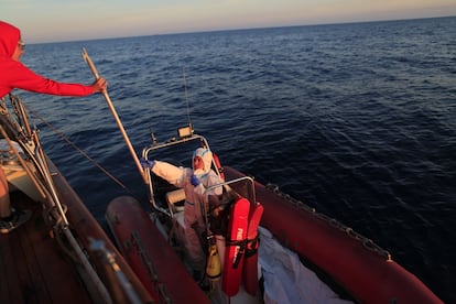 Maitane Carnero, patrona del velero 'Astral', prepara la zódiac con la que irán a recoger el cuerpo sin vida hallado flotando en el mar. Las ONG y la Guardia Costera italiana trabajan sin descanso para rescatar a los náufragos que deja esta peligrosa ruta migratoria. La OIM estima que alrededor de 27.000 personas han muerto o desaparecido en estas aguas desde 2014.