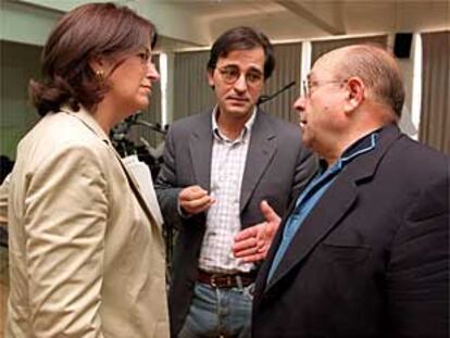 Carmen Romero, José María Ridao y Manuel Vázquez Montalbán, en el Círculo de Bellas Artes de Madrid.