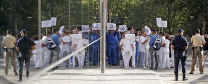 Trabajadores del Clínico protestan contra la privatización de la sanidad durante la inauguración de las nuevas urgencias del hospital.