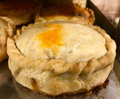 EMPANADA DE CORDERO, GUISANTES Y SOBRASADA / CAPEL 