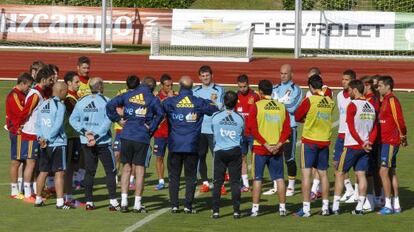 Del Bosque, con los jugadores del equipo español, ayer.