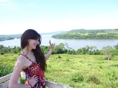 Ana Fernández en el río Uruguay, posando en el lado argentino del caudal.