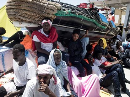 Migrantes rescatados en el Mediterráneo, a bordo del 'Aquarius' el pasado 10 de junio.